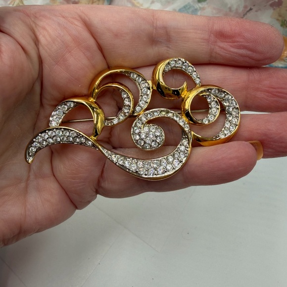 Butler Fifth Ave Rhinestone Brooch - Picture 4 of 4